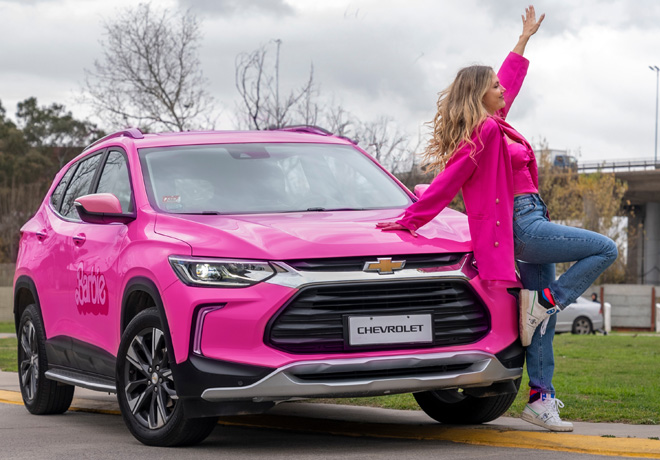 La Tracker rosa: El SUV de fabricación nacional más vendido se tiñó de rosado para el estreno de «Barbie, la película».